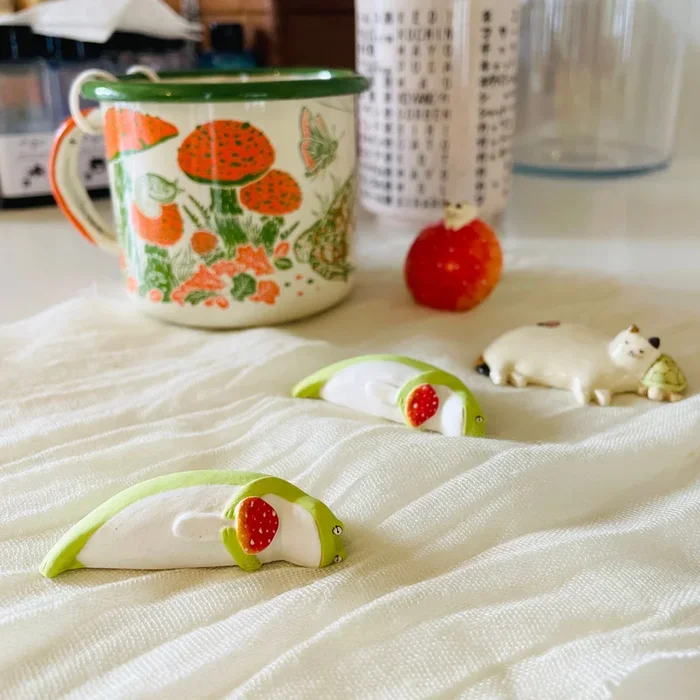 Midori Nasu Ceramic Figure – Sleepy Frog